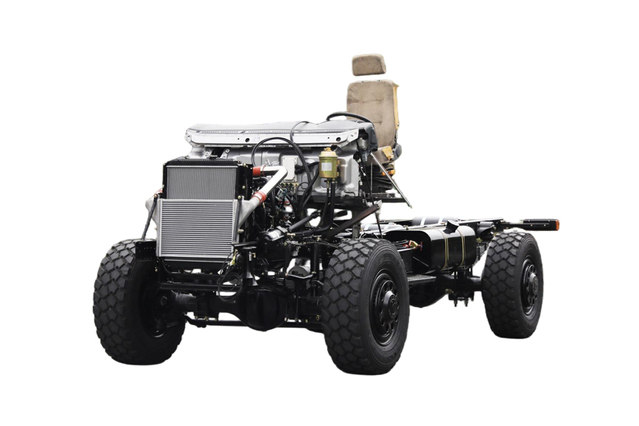 210 horsepower EQ2070 manual 8-speed steel plate Category III chassis_4×4DF off-road special vehicle export_four-wheel drive troop carrier customization